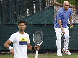 Andre Agassi a Novak Djokovi pi trninku ve Wimbledonu.