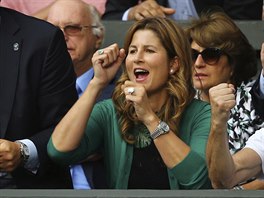 Mirka Federerová slaví postup svého mue do finále Wimbledonu.