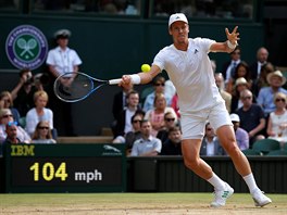 Tom Berdych returnuje v semifinle Wimbledonu.