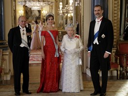 Britský princ Philip, španělská královna Letizia, britská královna Alžběta II....
