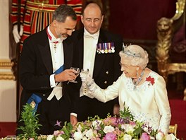 Španělský král Felipe VI. a britská královna Alžběta II. (Londýn, 12. července...