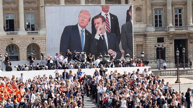 Americk prezident Donald Trump se spolu se svm francouzskm protjkem v Pai astnili oslav Dne Bastilly. (14.7. 2017)