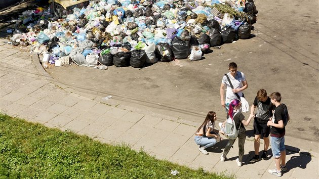 V ulicch ukrajinskho Lvova se hromad odpadky. Hlavn skldka za mstem je pe rok zaven (21. ervna 2017)