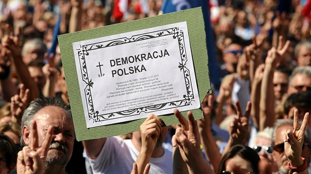 Protesty proti snaze polsk vldn strany Prvo a spravedlnost ovldnout justici (16. ervence 2017)