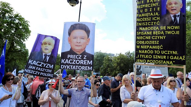 Protesty proti snaze polsk� vl�dn� strany Pr�vo a spravedlnost ovl�dnout justici (16. �ervence 2017)