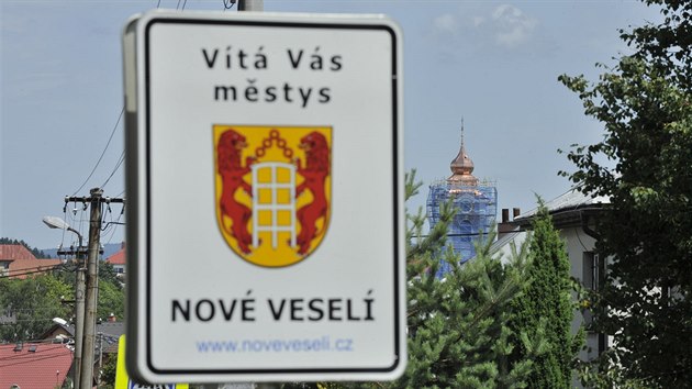 Na kostelní věž v Novém Veselí vyzvedli novou báň s poselstvím příštím generacím i od prezidenta Miloše Zemana.