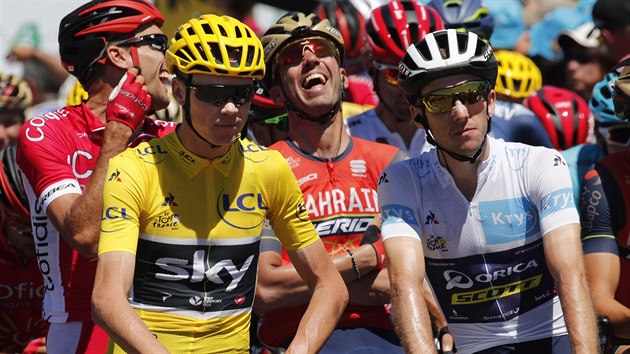 PED STARTEM. Vyrazit do patnct etapy Tour de France se chystaj i ldr Chris Froome (ve lutm) a Simon Yates.