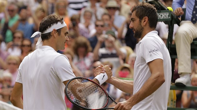 POZDRAV PO FINLE. Vlevo wimbledonsk ampion Roger Federer, vpravo poraen Marin ili.