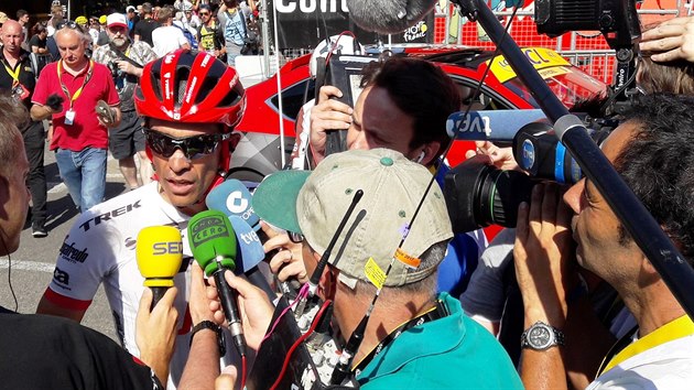 Alberto Contador odpovd novinm po estnct etap Tour de France.