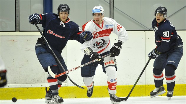 Pardubický útočník Tadas Kumeliauskas mezi hráči Slovanu. Vlevo je Niki Jaško, vpravo Adam Sloboda.