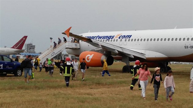 Cestujc jsou evakuovni z letadla spolenosti Travel Service, kter po pistn v bulharskm Burgasu sjelo z drhy (18. ervence 2017)