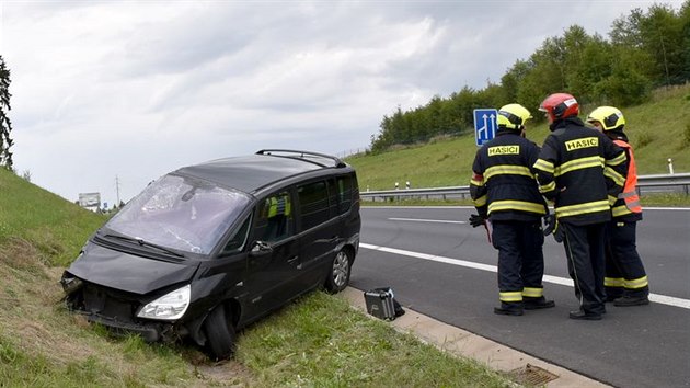 Nehoda osobnho auta na dlnici D6 u Kynperka.
