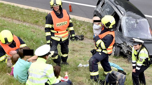 Nehoda osobnho auta na dlnici D6 u Kynperka.