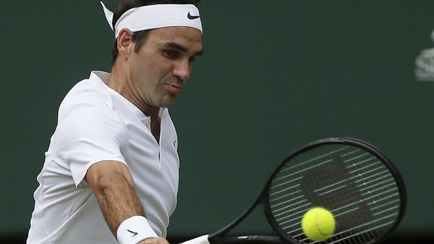 Roger Federer returnuje bhem finle Wimbledonu.