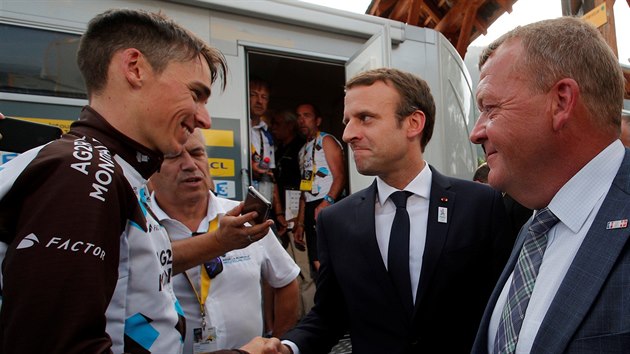 Romain Bardet pijm gratualci od francouzskho prezidenta Emmanuela Macrona po 17. etap Tour.
