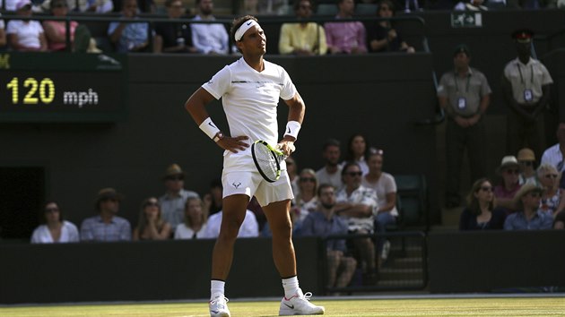 TO JE KODA. Rafael Nadal lituje ztracenho me v osmifinle Wimbledonu s Gillesem Mllerem.