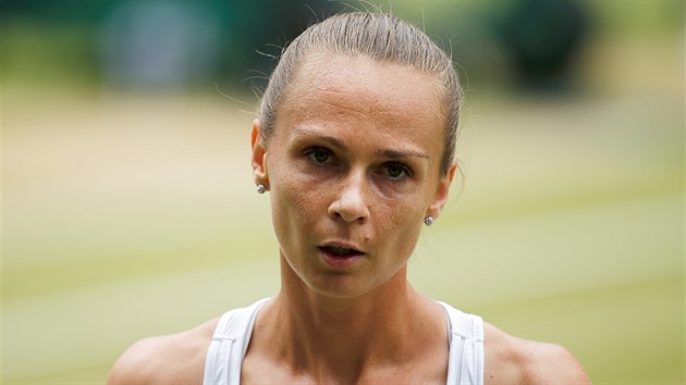 ZKLAMN. Magdalna Rybrikov s rozmrzelm vrazem po jedn z vmn v semifinle Wimbledonu s Garbie Muguruzaovou.