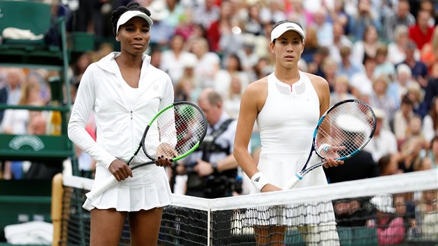 PED STARTEM. Venus Williamsov (vlevo) a Garbie Muguruzaov pzuj fotografm ped zatkem finlov bitvy ve Wimbledonu.