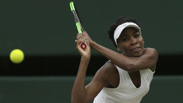 PRECIZNOST. Venus Williamsov se sousted na bekhend ve finle Wimbledonu s Garbie Muguruzaovou.