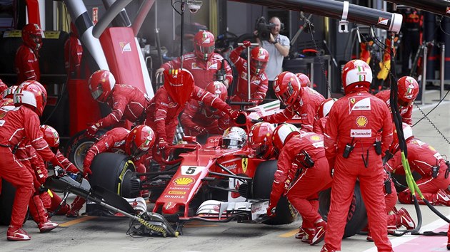 VYMNIT KOLO. Sebastian Vettel pi zastvce v boxech pi Velk cen Britnie formule 1.