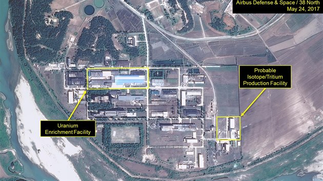 Satelitní snímky ukazují rozlehlé severokorejské jaderné zařízení Jongbjon.