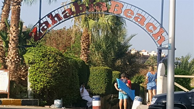 Vchod na pláž před hotelem Zahabia, kde došlo k útoku na turistky (14. července 2017).