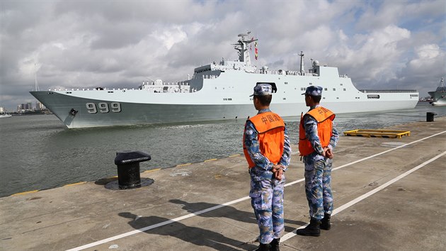 Čínský vojenský personál míří do afrického Džibutska (11. červenec 2017).