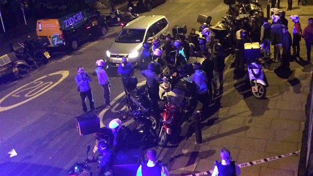 tonci na mopedu v Londn v noci napadli kyselinou pt lid (13. ervenec 2017).