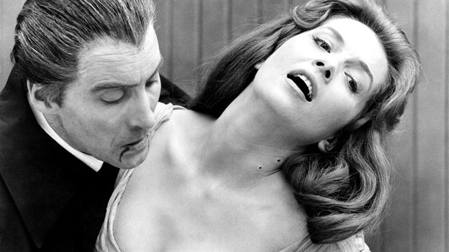 Erotick podtny v uprskch filmech nejde pehldnout. Takhle ztvrnili upra a jeho ob  Christopher Lee a Barbara Shelley v roce 1966.