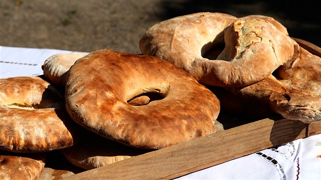 Na mnoha vesnicích se stále peče domácí chléb.