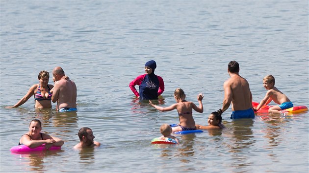 Muslimské plavky budí v Česku rozruch, ukázal test MF DNES na Máchově jezeře (18. července 2017)