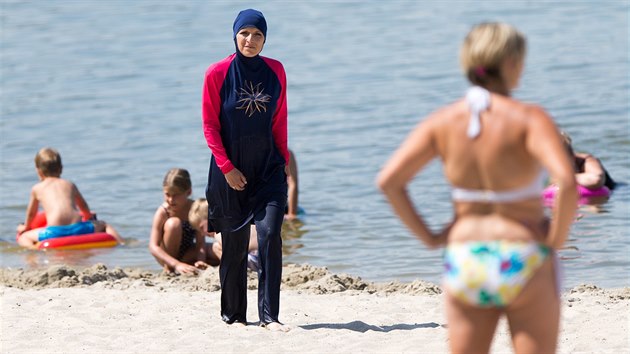 Muslimské plavky budí v Česku rozruch, ukázal test MF DNES na Máchově jezeře (18. července 2017)