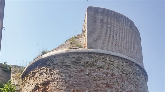 Pohled na jednu z nízkých obranných věží