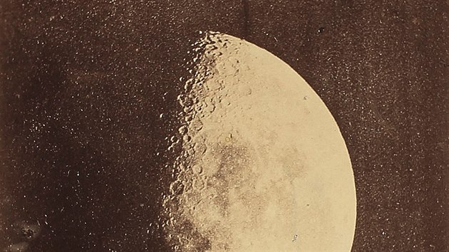 Prvn poloka s odhadovanou cenou mezi tymi a pti tisci americkch dolar je fotografie Msce z roku 1855. Podil ji Warren De La Rue, prkopnick britsk astronom a chemik, kter se vznamn podlel na vvoji astrofotografie.