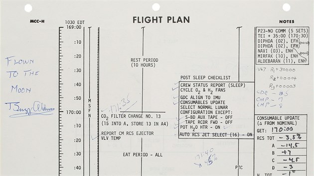 Letový plán Apolla 11 s poznámkami Neila Armstronga a Buzze Aldrina se na dražbě prodal za 275 000 dolarů (asi 6,1 milionu Kč).
