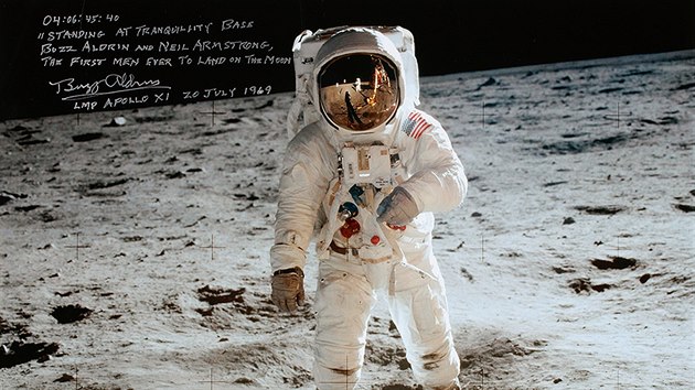 V nabdce je i ikonick snmek Buzze Aldrina pozen Neilem Armstrongem. Odraz v hled zrcadl pistvac modul Eagle a fotografujcho Neila Armstronga.