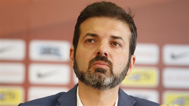 Italsk trenr Sparty Andrea Stramaccioni pi pedseznn tiskov konferenci.