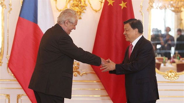 Prezident Miloš Zeman s členem čínské delegace na  Čínském investičním fóru (18. července 2017).