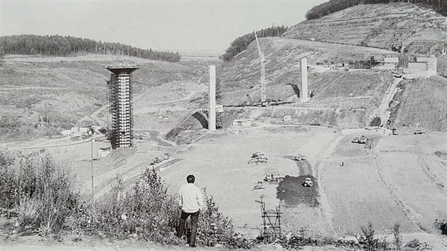 Staveniště přehrady Slezská Harta v roce 1990.