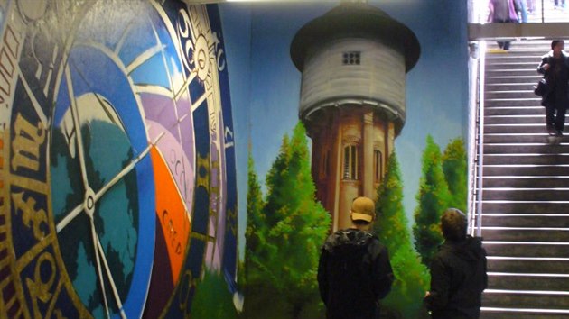 Orloj a slavná Kotěrova vodárenská věž na Pankráci v podchodu stanice metra Budějovická