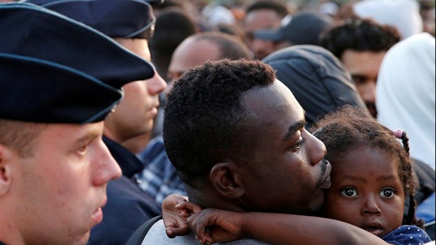 Francouzsk policie vykzala migranty ijc improvizovan na ulicch v Chapelle severn od Pae. (7. ervence 2017)