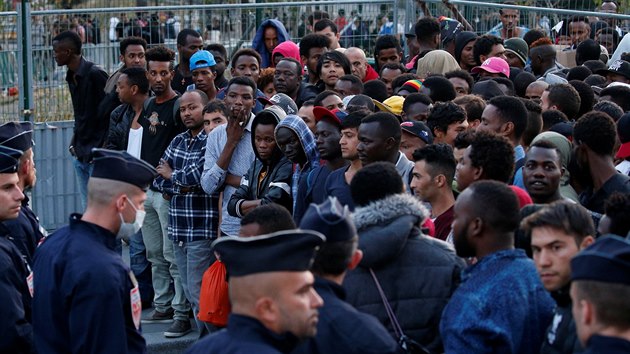 Francouzsk policie vykazuje migranty ijc improvizovan na ulicch Chapelle severn od Pae. (7. ervence 2017)