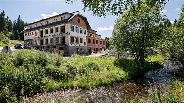 Pobl Tepl Vltavy stoj bval pila, kterou podnikatel Frantiek Talin pestavuje na hotel.