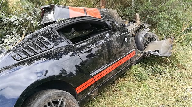 Nehoda automobilu Ford Mustang nedaleko Borku u Prahy (15. 7. 2017)