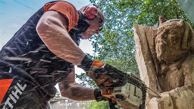 Na Dobrošovském dřevobraní tvoří dřevořezbáři sochy motorovými pilami. (15. 7. 2017)