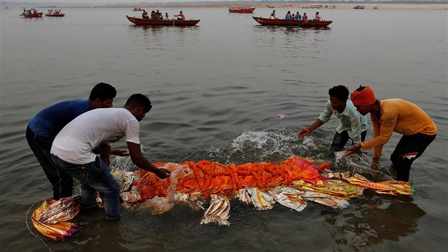 patn stav eky lze nejvce poznat u msta Varanasi, nejposvtnjm mst hinduist. Na behu eky se potkvaj nboent studenti cvic jgu, poutnci hledajc duchovn oistu a rodiny, kter zde rozptyluj popel mrtvch do vody a v, e zemel tak najdou cestu do nebe a uniknou cyklu znovuzrozen. Nkte si vak rituln kremaci nemohou dovolit a tak po proudu poslaj tla zesnulch.