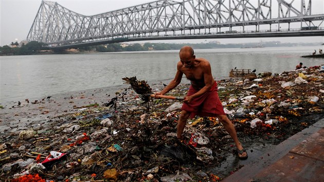 Ve čtrnáctimilionové Kalkatě se ve vodě Gangy lidé koupou a čistí si zuby v bezprostřední blízkosti hor navezeného komunálního odpadu.