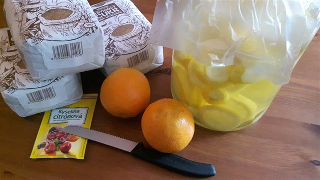 Na citronov sirup potebujete jen citrony (ppadn navc dva pomerane), cukr a kyselinu citronovou.