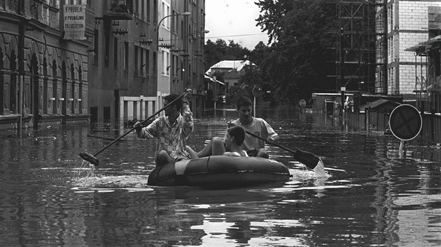 Ulice Hanáckého pluku v Olomouci zatopená při povodni v červenci roku 1997
