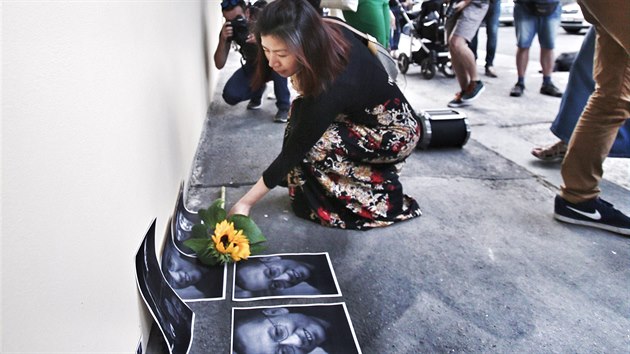 Lidé před čínským velvyslanectví uctili památku Lioua Siao-poa, nositele Nobelovy ceny (17. července 2017)